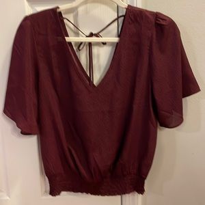 Size m v neck tie back shirt
